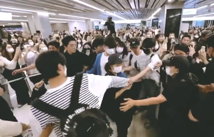 ZEROBASEONE Terdorong Kerumunan Sampai Terpisah di Bandara ZEROBASEONE Digeruduk Fans di Bandara Picu Keprihatinan