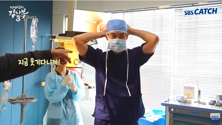 Yoo Yeon Seok Debat Cara Pakai Masker di Lokasi \'Dr. Romantic 3\', Singgung \'Hospital Playlist\'