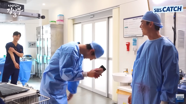 Ahn Hyo Seop Sampai Minta Maaf Ke Yoo Yeon Seok di Lokasi Syuting \'Dr. Romantic 3\'