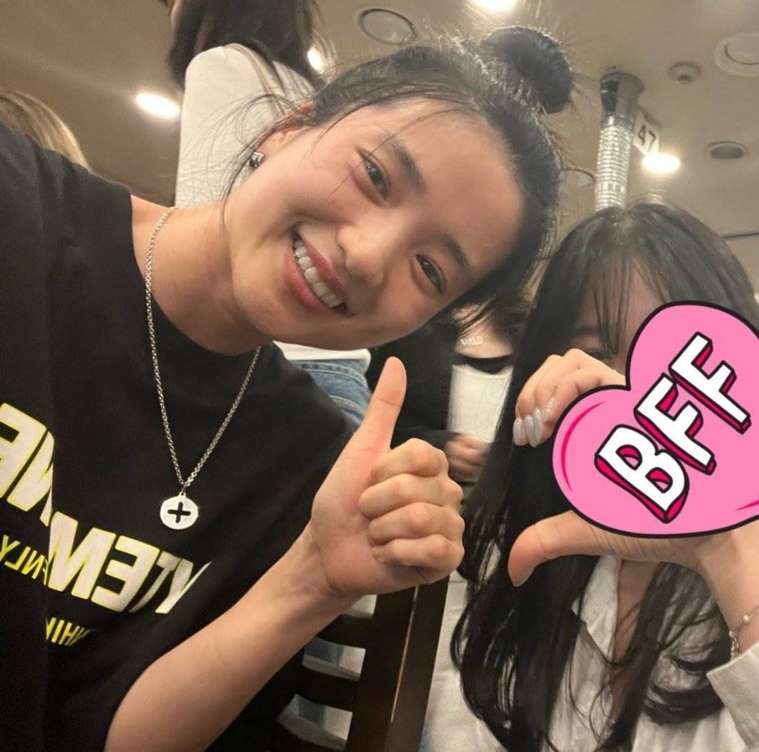 Potret Kim Tae Ri dengan staf di wrap up party \