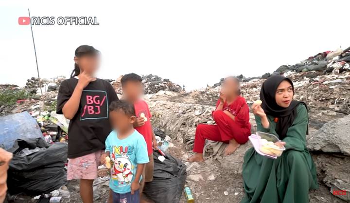 Ria Ricis Makan Dikelilingi Sampah di Bantargebang