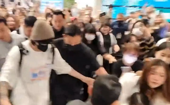 Jungkook BTS Berusaha Bantu Orang Saat Dikepung Kerumunan Sepulang dari AS