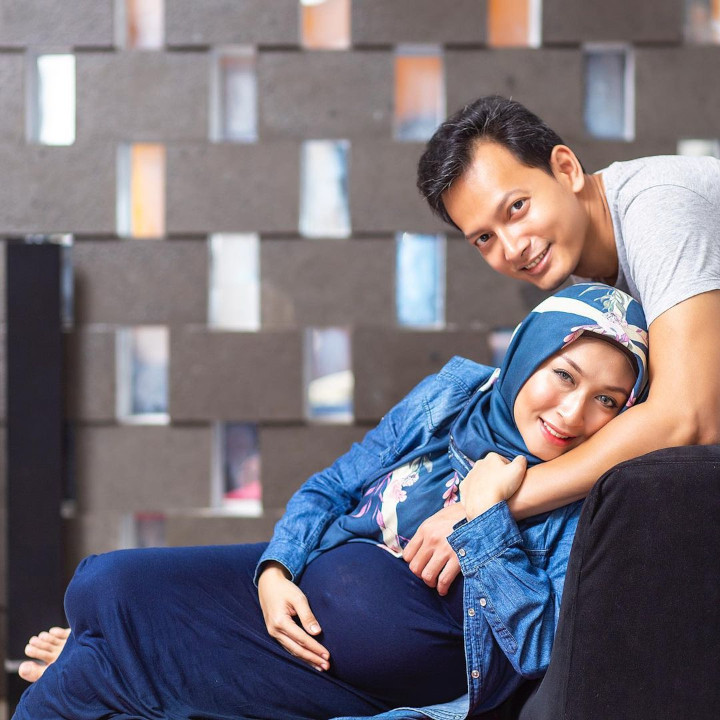 Gandengan Tangan Agar Selalu Mesra