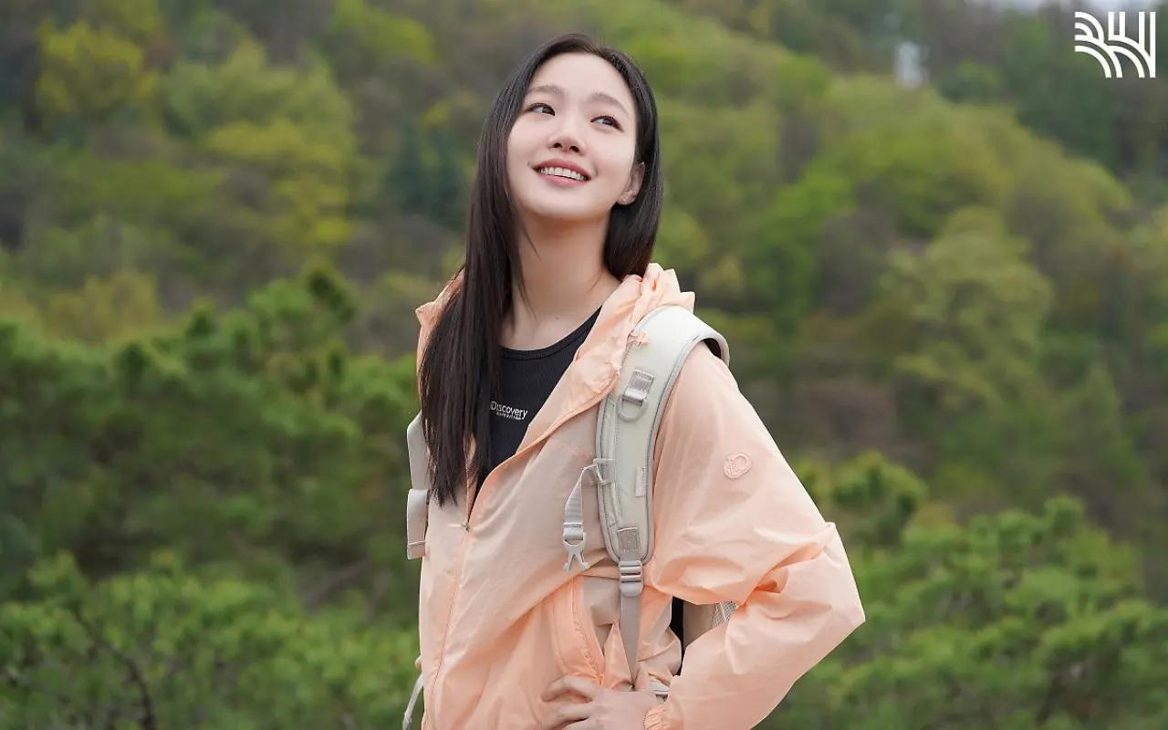 Kontras dengan Style, Pose Gemas Kim Go Eun Banjir Rayuan Reporter
