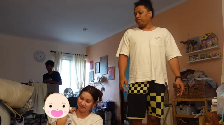 Arie Kriting Momong Anak Dibantu Ipar, Wajah Plek Ketiplek Indah Permatasari Bikin Salfok