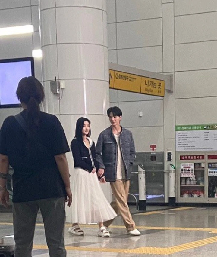 Song Kang Gandeng Kim Yoo Jung di Lokasi \'My Demon\', Potret Baru Dikira Pasangan Dispatch