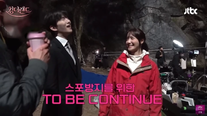 \'King the Land\' BTS: Junho Merajuk Kepo Obrolan Yoona SNSD Dengan Sutradara
