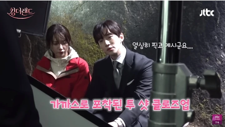 \'King the Land\' BTS: Yoona SNSD Hampir Jatuh, Reaksi Junho 2PM Bikin Melting