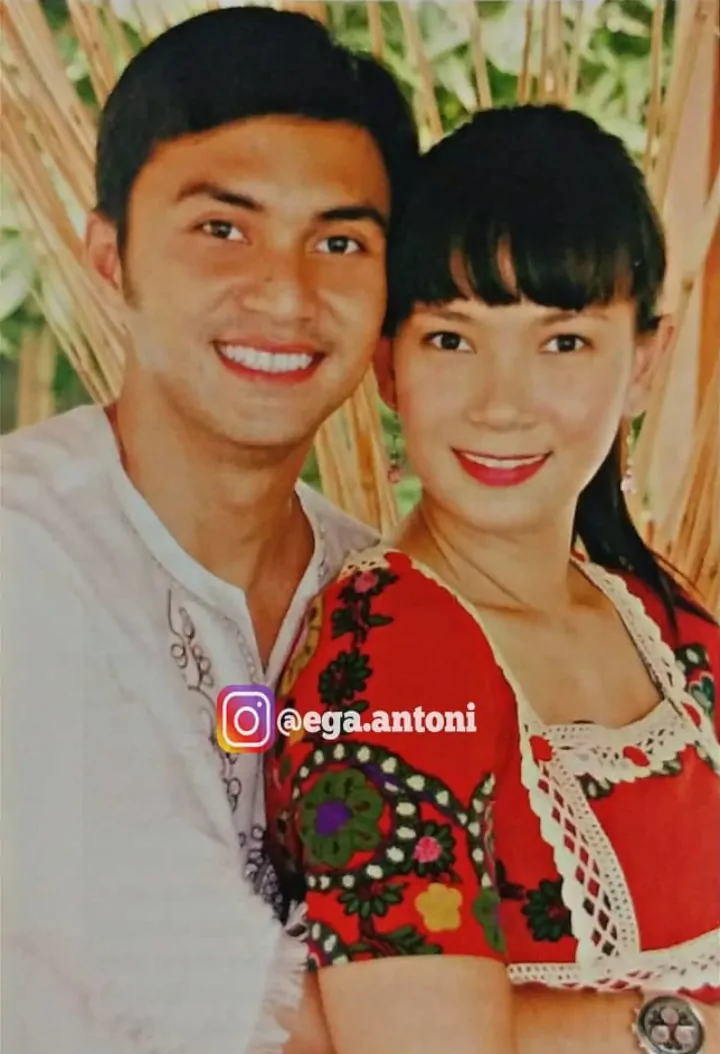 Pamerkan Senyum Manis