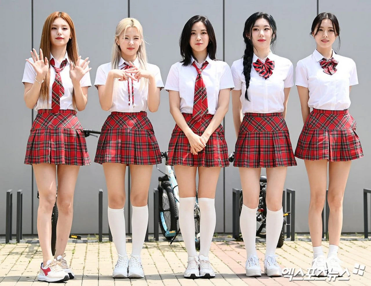 Visual ITZY Dipuji Usai Tampil Memikat Dengan Seragam Jelang Syuting \'Knowing Bros\'