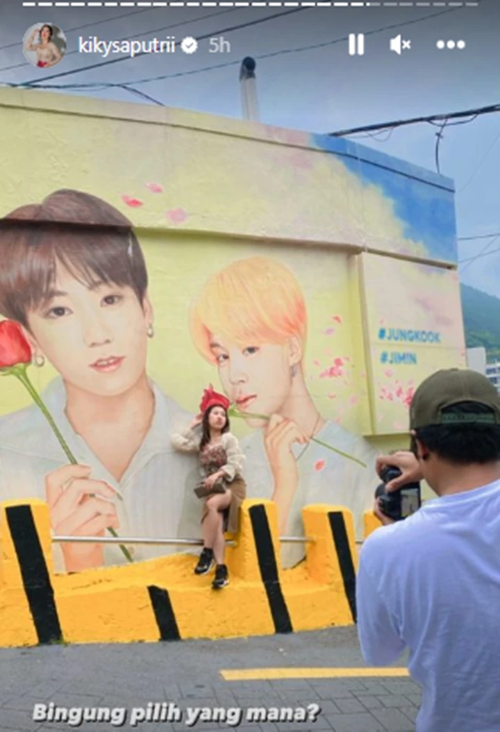 Kiky Saputri Pose Diapit Lukisan Jungkook & Jimin BTS di Korea