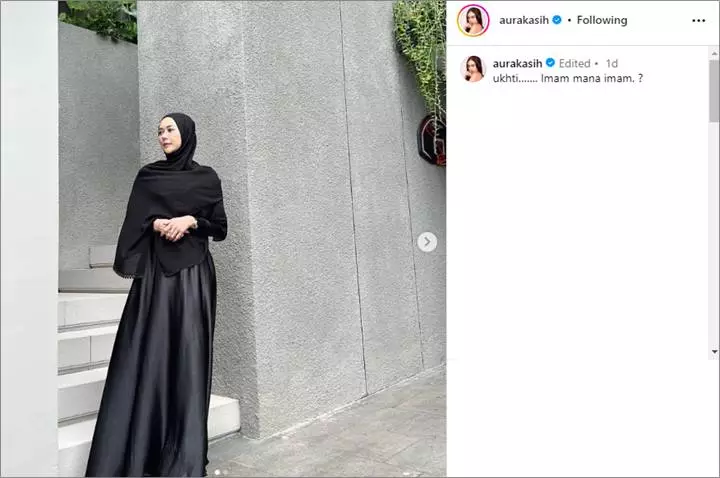 Aura Kasih Tampil Serba Hitam Berhijab Syar\'i, Pertanyaannya Bikin Kaum Adam Heboh