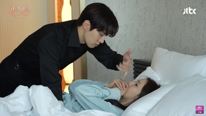Gestur Junho 2PM Ke Yoona SNSD Saat Syuting Adegan Ranjang \'King the Land\' Disorot