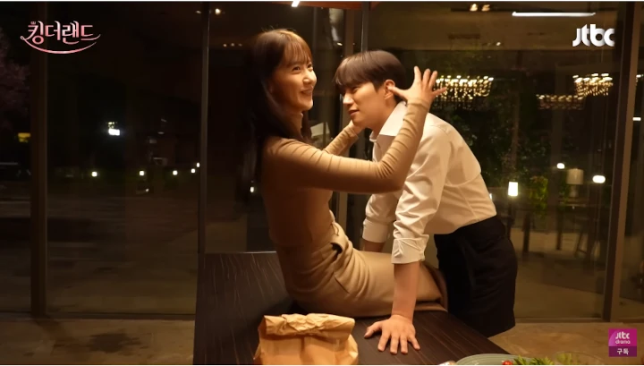 Yoona SNSD Ngajak Junho 2PM Bercanda Saat Syuting Ciuman \'King the Land\'
