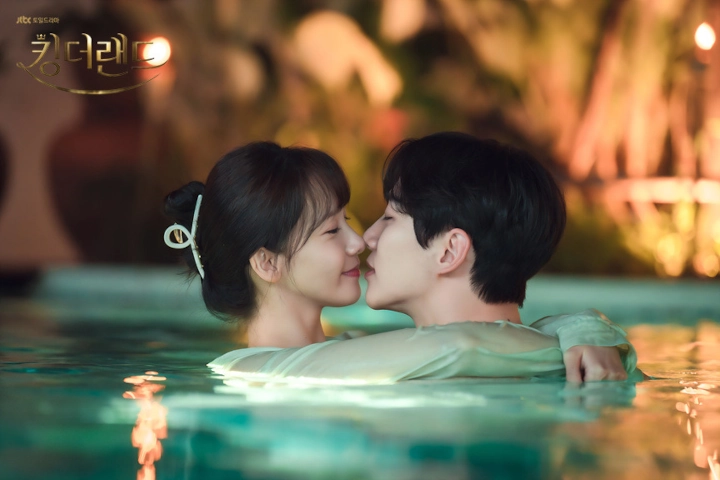 Sutradara Tonjolkan Paduan Visual Yoona SNSD dan Junho 2PM di \'King the Land\'