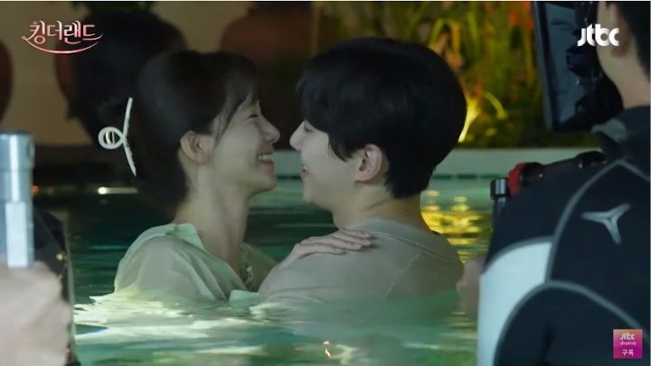 Syuting Ciuman Yoona & Junho di Kolam Renang \'King the Land\' Aslinya Penuh Perjuangan