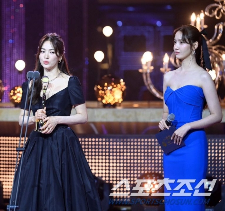 Blue Dragon Series Awards 2023: Song Hye Kyo & Yoona SNSD 1 Frame Buat Heboh