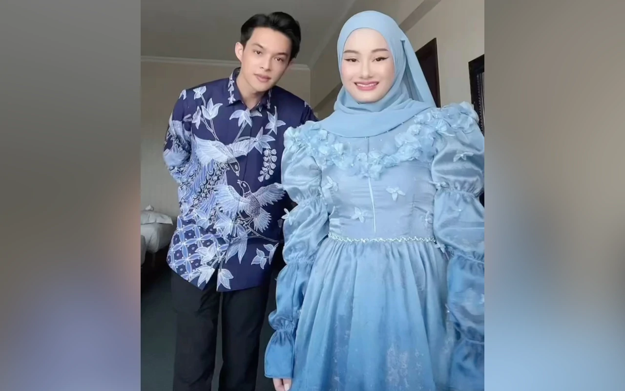 Rey Mbayang Wisuda, Momen Gandeng Dinda Hauw Bikin Satu Gedung Heboh
