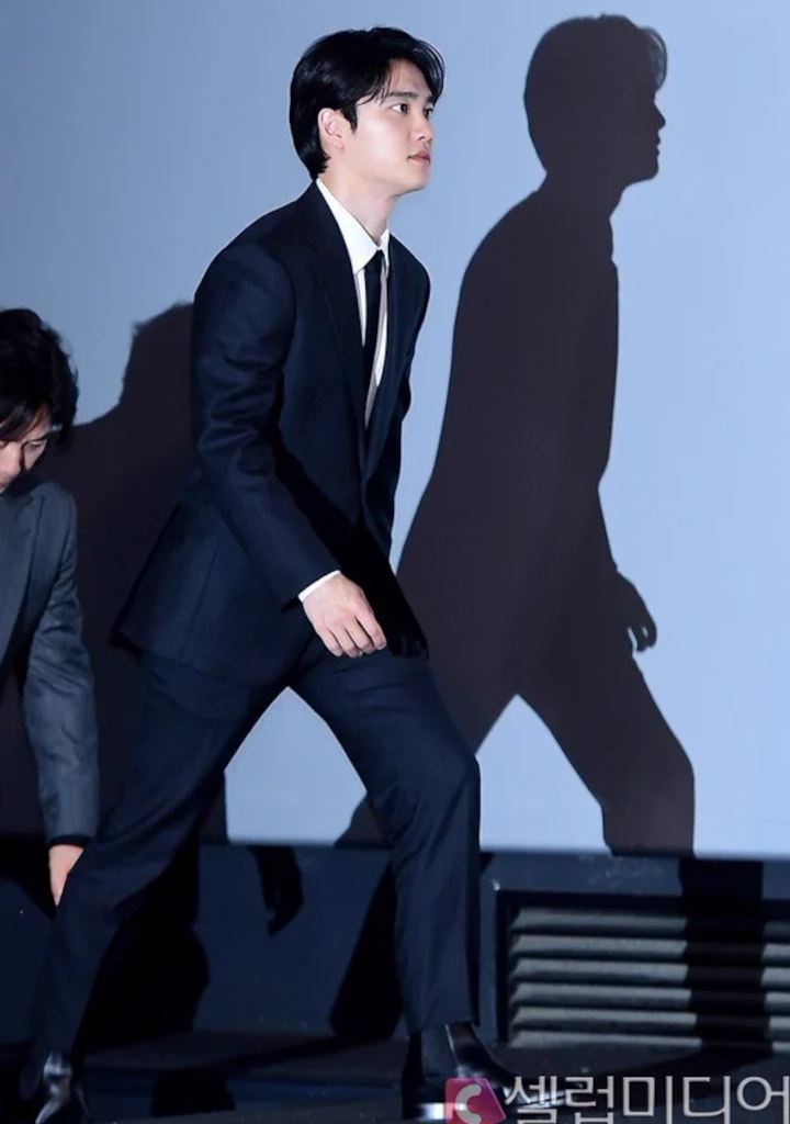 Bentuk Bayangan D.O. EXO di Premiere \'The Moon\' Buat Salah Fokus