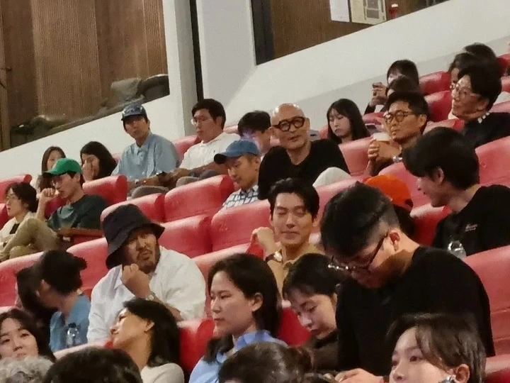 Nonton 'The Moon' D.O.