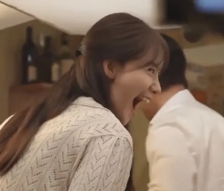 Ekspresi Yoona SNSD Lihat Abs Perut Junho 2PM di Lokasi \'King the Land\' Viral