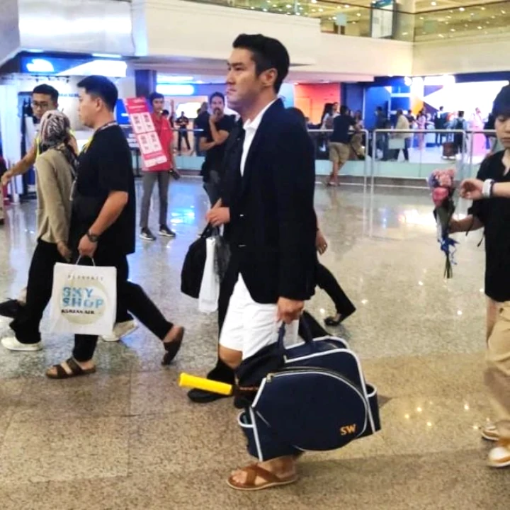 Siwon Super Junior di Bandara Bali Bawa Raket, Diduga Jadi Lawan Tanding Raffi Ahmad