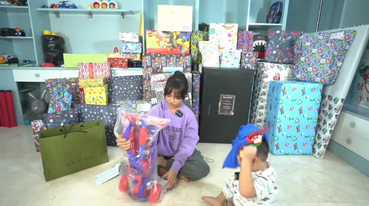 Dapat Banyak Kado Mewah, Gala Sky Ponakan Fuji An Favoritkan Hadiah Sederhana Dari Pengasuh Dapat Banyak Kado Mewah, Gala Sky Ponakan Fuji An Favoritkan Hadiah Sederhana Dari Pengasuh Dapat Banyak Kado Mewah, Gala Sky Ponakan Fuji An Favoritkan Hadiah Sederhana Dari Pengasuh