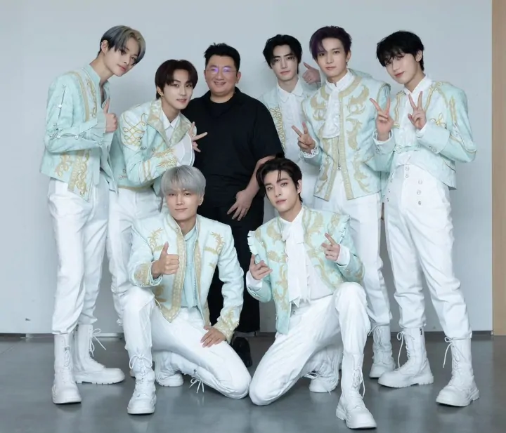 Seru-seruan Bareng ENHYPEN Selama Konser, Bang Si Hyuk Manglingi Bikin Salfok