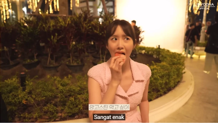Makan Jeruk Bali, Ekspresi Yoona SNSD Dengar Staf \'King the Land\' Nggosip Disorot