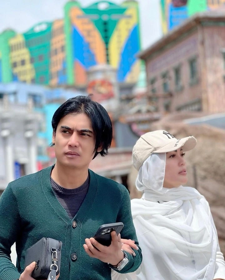 Charly Van Houten dan Regina Irawan