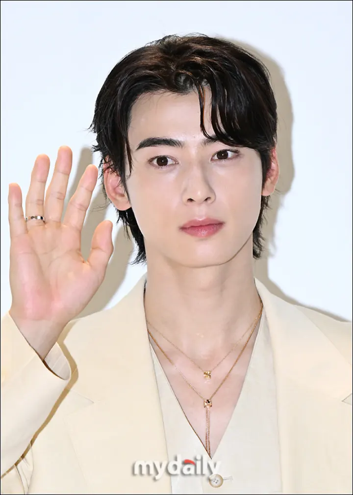potret Cha Eun Woo ASTRO di acara Chaumet