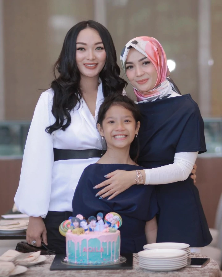 Zaskia Gotik dan Imel Putri Cahyati 
