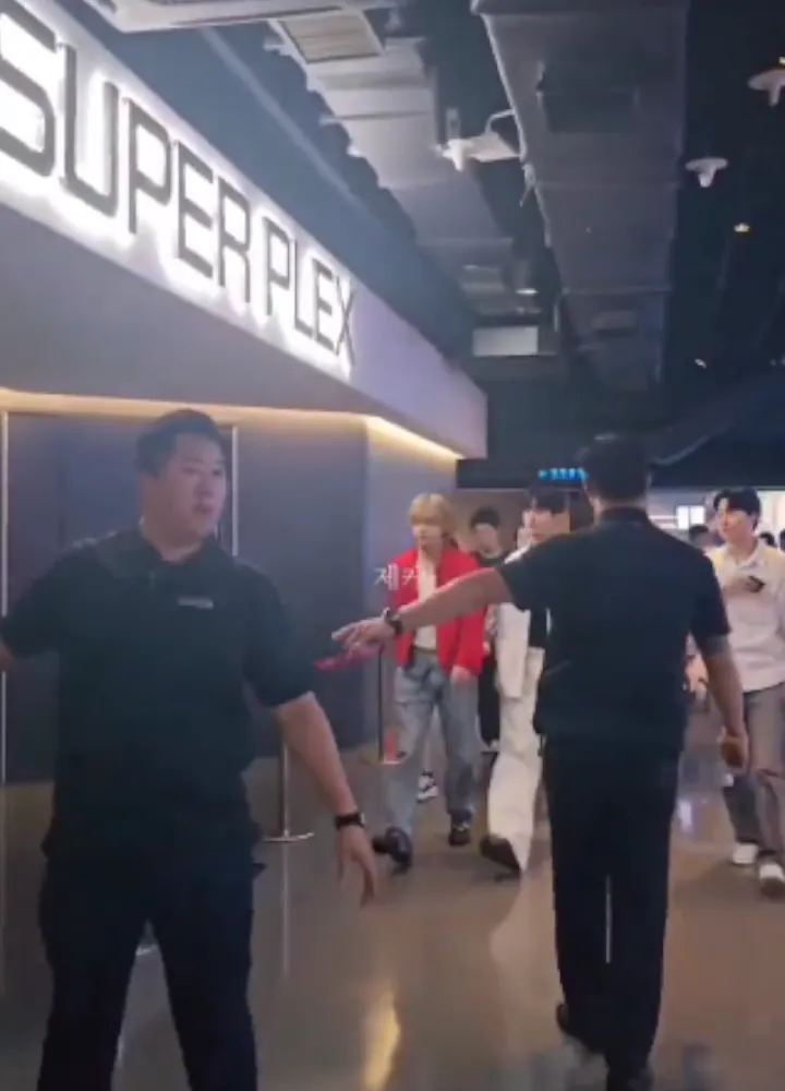 V BTS Bareng Park Hyung Sik Dukung Park Seo Joon di VIP Premiere \'Concrete Utopia\'