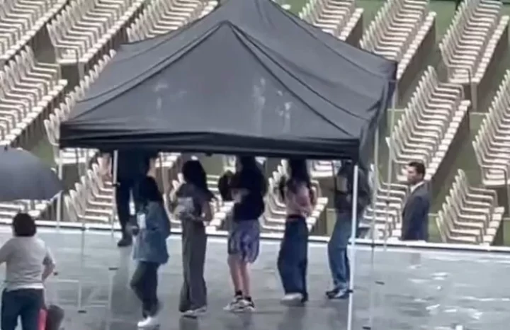 Konser Jambore Diserang Hujan, NewJeans dan Idol-Idol Lain Rehearsal Dalam Kondisi Menyedihkan Konser Jambore Diserang Hujan, NewJeans dan Idol-Idol Lain Rehearsal Dalam Kondisi Menyedihkan