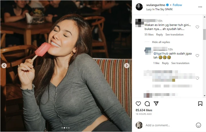 Foto Wulan Guritno Makan Es Krim Dibandingkan dengan Oklin Fia
