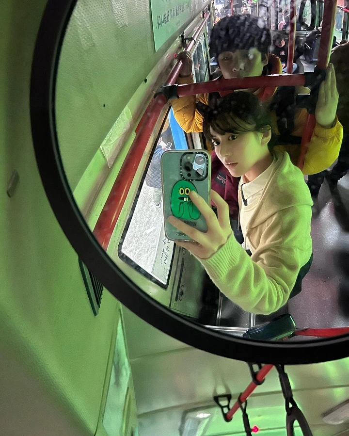 Selfie Tergemoy di Dalam Bus