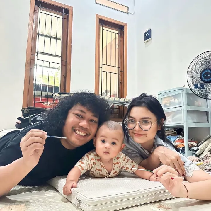 Momen Umumkan Menanti Anak Kedua