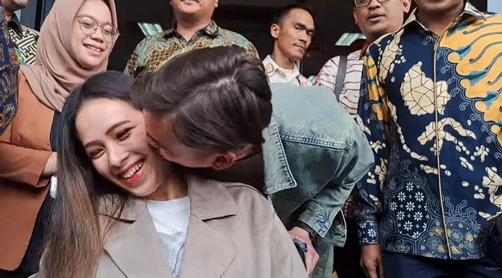Romantisnya Rendy Kjaernett Cium Lady Nayoan di Depan Awak Media Usai Sepakat Damai
