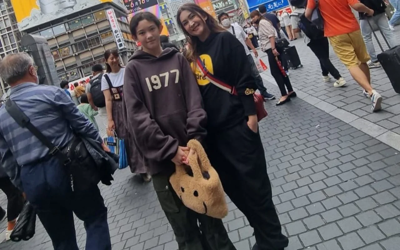Adu Gaya Nafa Urbach dan Putri Cantik Kenakan Gaun Malam Bak Kakak Adik