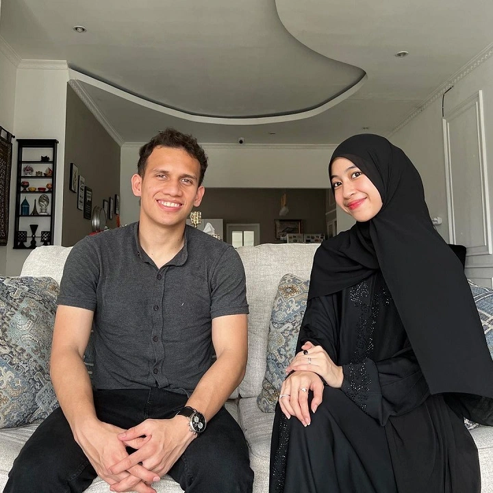 Pacaran dengan Pesepak Bola