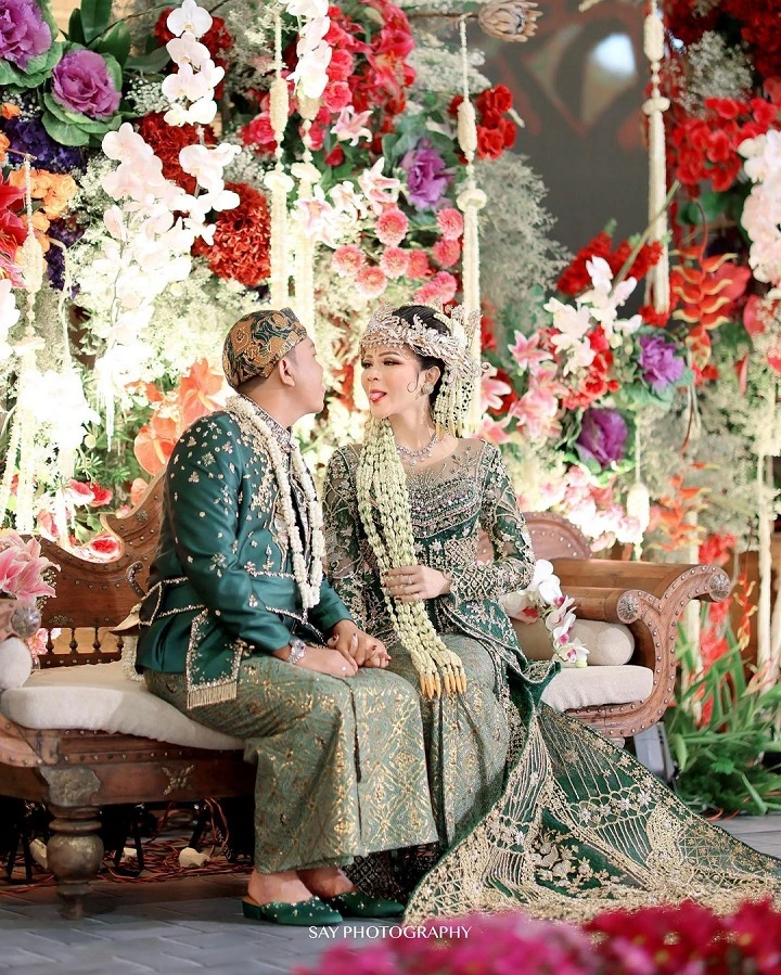 Pose Melet Duduk Pelaminan