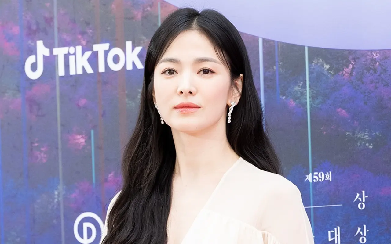 Song Hye Kyo Menjelma Bak Gadis Cilik di Musim Panas, Akun Centang Biru Rebutan Merayu