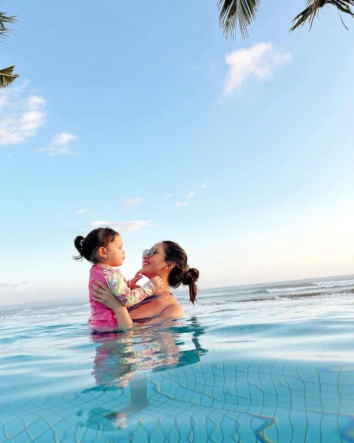 Momen Renang Bareng Baby Chloe