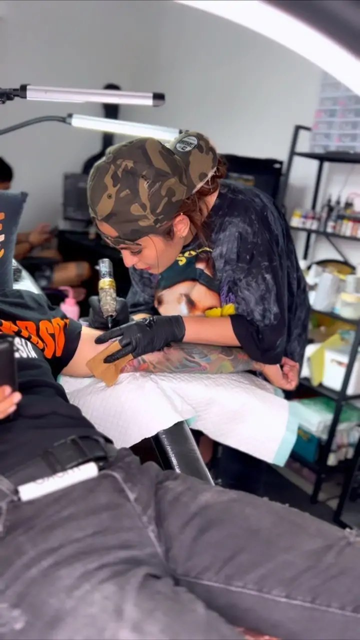 Angela Lee Bahkan Jadi Tato Artist