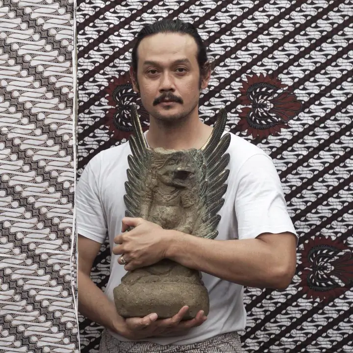 Dwi Sasono Buat Karya Gabungan Patung dan Logam