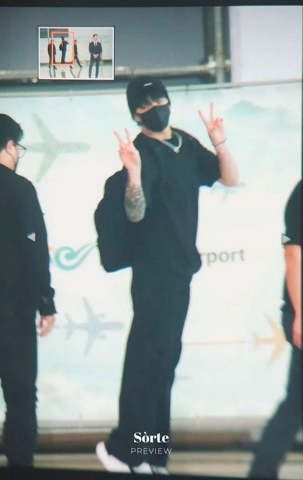 Menari & Pose Loncat, Tingkah Kocak Jungkook BTS di Bandara Undang Gelak Tawa