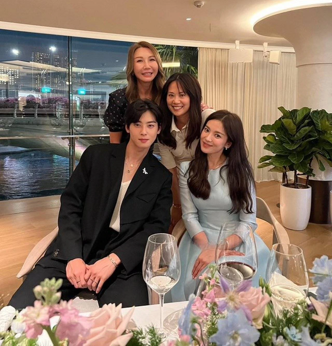 Pose Bareng Lagi, Adu Visual Cha Eun Woo-Song Hye Kyo Bikin Fans Kehabisan Kata Pujian