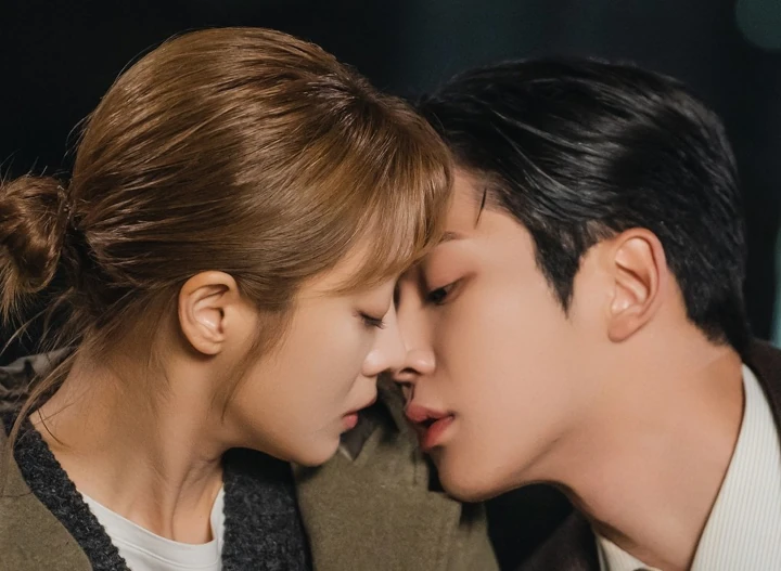 Gestur Tangan Rowoon Saat Cium Bibir Jo Bo Ah di \'Destined With You\' Curi Fokus