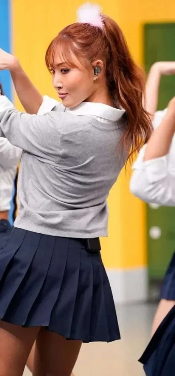 Beda Dari yang Lain, Hwasa Pakai Seragam yang Dimodif Bak Bikini di \'Knowing Brothers\'