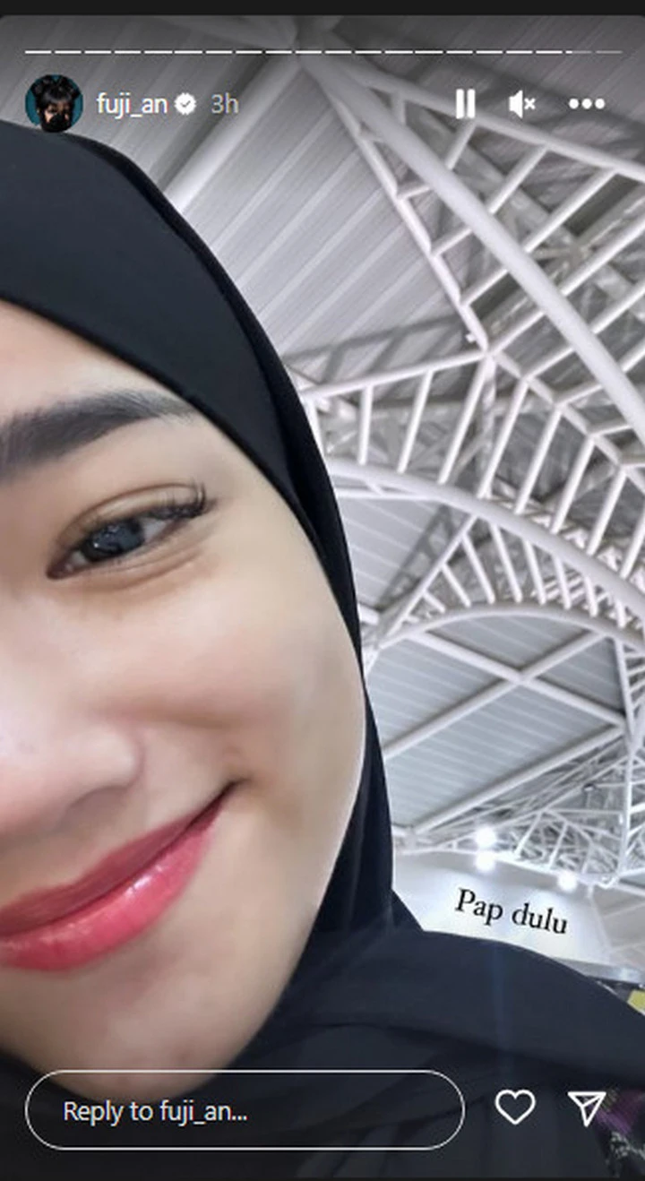 Fuji An Tersenyum Pura-Pura Bahagia?